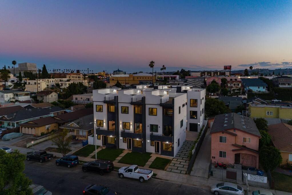 Modern 4 Bedroom Charmer W/ Rooftop Deck #2 Villa *