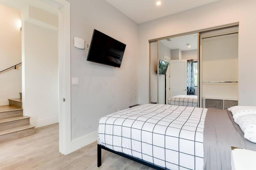 Modern 4 Bedroom Charmer W/ Rooftop Deck #2 Villa Los Ángeles