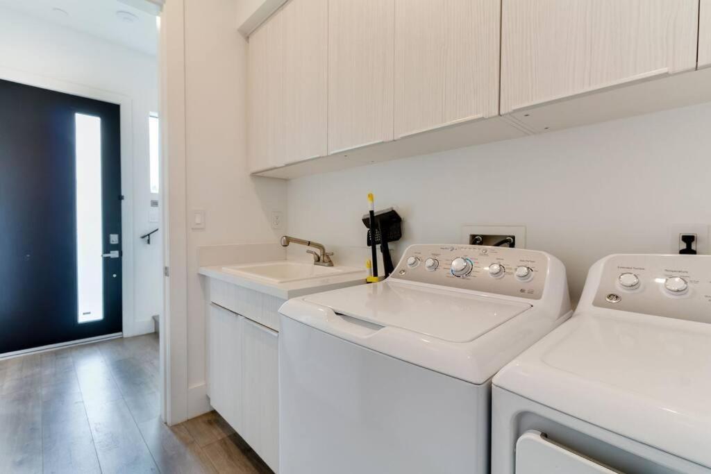 Modern 4 Bedroom Charmer W/ Rooftop Deck #2 Villa Los Ángeles